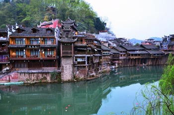  張家界國家森林公園、黃龍洞、鳳凰古城九景三晚四日游